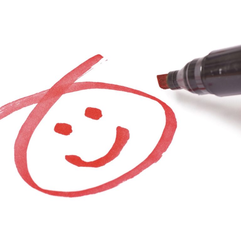 Rotes Lächeln mit einem Stift auf weißem Papier.