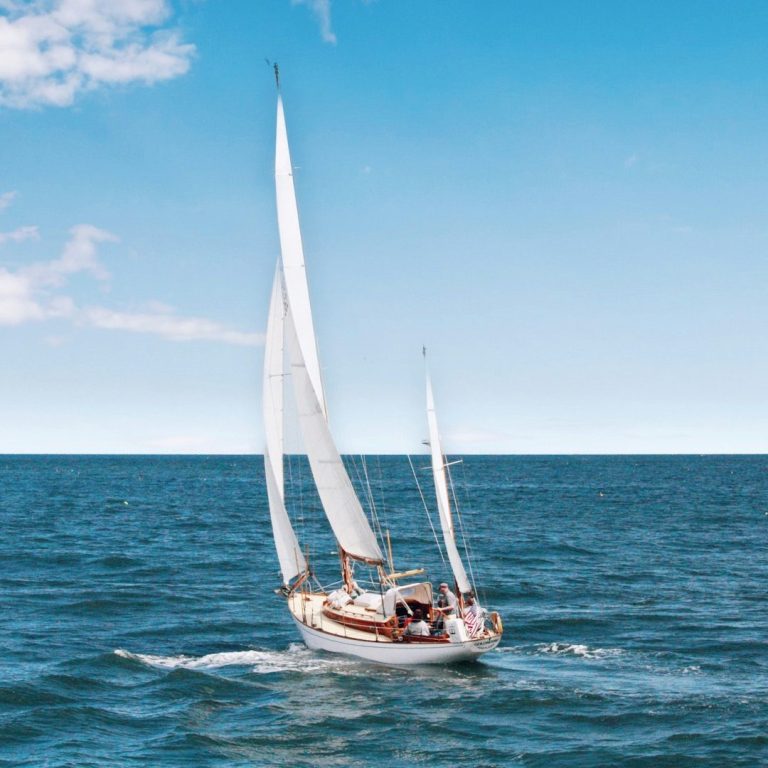 Segelboot auf dem offenen Meer bei klarem blauem Himmel.
